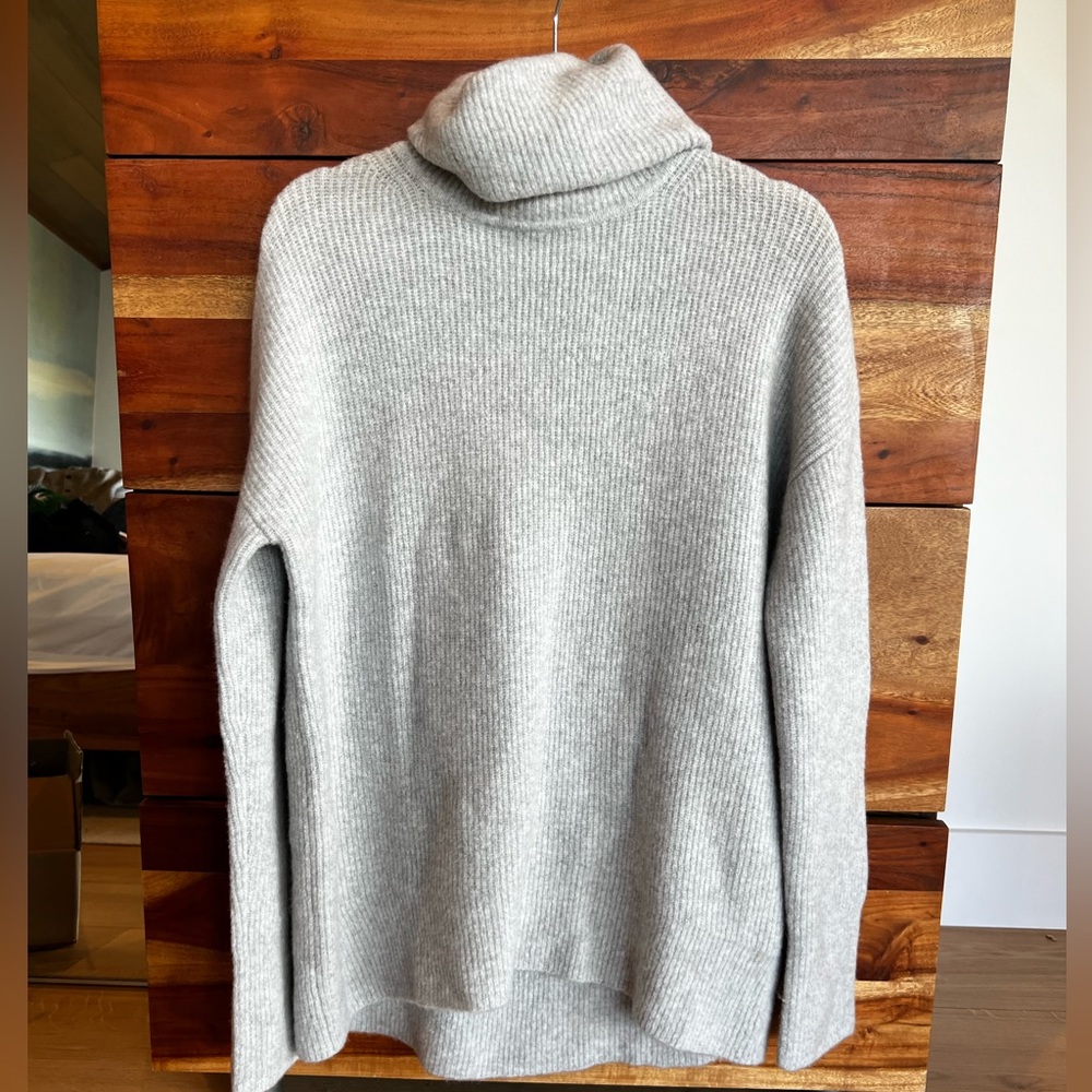 Theory merino wool turtleneck sweater like new condition